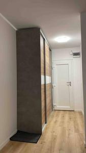 ein leeres Zimmer mit einer Tür in der Mitte eines Zimmers in der Unterkunft Renewed one bedroom apartment on a good location in Ljubljana
