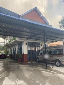 ein Van vor einer Tankstelle geparkt in der Unterkunft Nhà Nghỉ Blue Sapphire - hotel in Xuyên Mộc