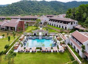 una vista aérea de un complejo con piscina en Legacy Yen Tu - MGallery en Uông Bí