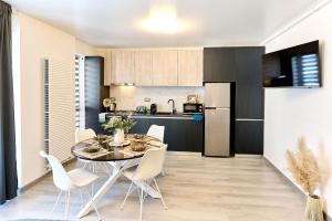 O bucătărie sau chicinetă la Mambo Studio in Nord10 Pool and Playground