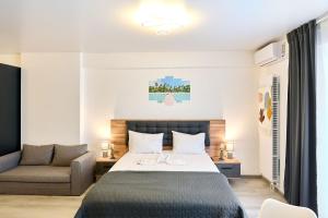 Un pat sau paturi într-o cameră la Mambo Studio in Nord10 Pool and Playground +39 fotografii