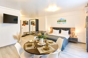 Un televizor și/sau centru de divertisment la Mambo Studio in Nord10 Pool and Playground