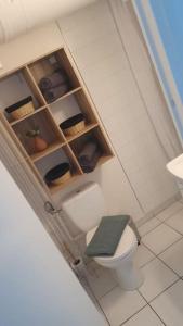 a small bathroom with a toilet and a sink at Le Calme - Appartement 2 pièces in Alfortville