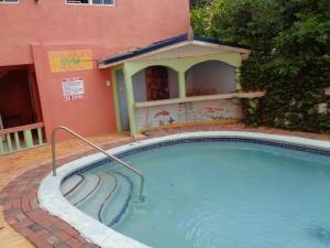 A piscina localizada em Tropical Court Hotel ou nos arredores