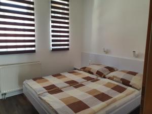 Ένα ή περισσότερα κρεβάτια σε δωμάτιο στο Maja apartmanhàz