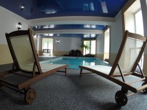 Bazén v ubytování Hôtel de l'Aviation nebo v jeho okolí