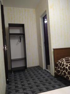 una camera con letto e porta di accesso a un armadio di Natalia - Bagrationi St # 42 a Kobuleti