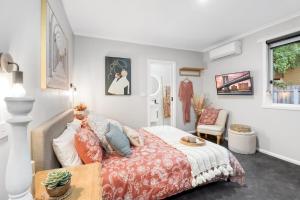 16 Scenic by Regional Escapes في جيلونج: غرفة نوم مع سرير وغرفة معيشة