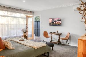 1 dormitorio con 1 cama, mesa y sillas en 16 Scenic by Regional Escapes en Geelong