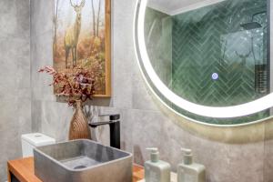 La salle de bains est pourvue d'un lavabo et d'un miroir. dans l'établissement 16 Scenic by Regional Escapes, à Geelong
