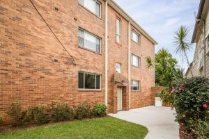 un edificio de ladrillo con una pasarela delante de él en Urban Rest Neutral Bay Apartments, en Sídney
