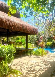 un resort con tavolo, sedie e piscina di Wind Villa Cumbuco - Apartamento a Cumbuco