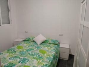 1 dormitorio con cama con almohada en APARTAMENTOS EL PALO Andreu-García, en Málaga