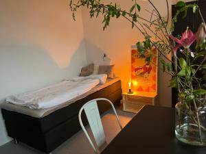 1 dormitorio con 1 cama y 1 mesa con silla en Room 9 -Hawkraft kulturhotel en Vestervig