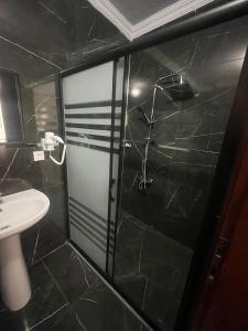 イスタンブールにあるオットマン エレガンス ホテルのバスルーム(ガラス張りのシャワー、シンク付)