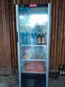 een koelkast met drankjes en eten erin bij Sugita Wooden House in Payangan