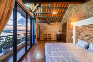 会安Calm House 2 HOSTEL的一间带床和砖墙的卧室