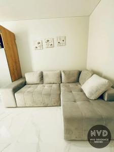 a living room with a couch in a room at NVD Residence Mamaia-NORD in Mamaia Sat/Năvodari