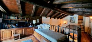 um quarto com uma cama num quarto com tectos em madeira em La Maison de l'oncle- Bluchalet em La Salle