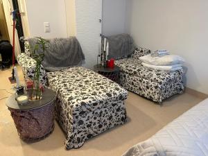 ein Wohnzimmer mit 2 Sofas und einem Tisch in der Unterkunft Casa South in Stockholm