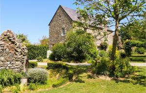 Κήπος έξω από το 4 Bedroom Cozy Home In Monthuchon