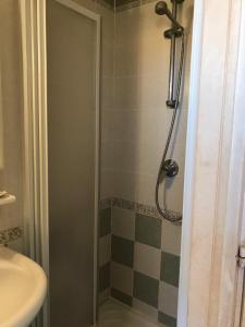 La salle de bains est pourvue d'une douche et d'un lavabo. dans l'établissement Hotel La Barcarola, à Marina di Campo