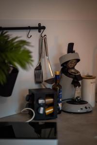 a table with a top hat and a coffee maker at Gemütliche 2-Zimmer Souterrain Wohnung in Düsseldorf
