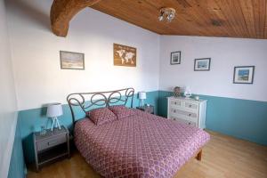 ein Schlafzimmer mit einem Bett und einer Holzdecke in der Unterkunft Cœur de Charente maritime in Saint-Germain-de-Marencennes