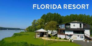 une maison sur une colline à côté d'une rivière dans l'établissement Florida Resort, à Bačka Palanka