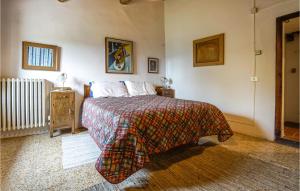 Kama o mga kama sa kuwarto sa 1 Bedroom Amazing Apartment In Castelfranco Piandisc
