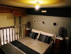 Un dormitorio con una cama con almohadas. en Studio Mira Creta, en Moírai