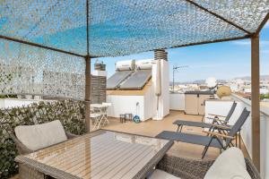 balcón con mesa y sillas en el techo en Smart rooftop in Fuengirola Ref 212, en Fuengirola