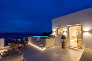 Bazén v ubytování Santorini View Studios - Firostefani Caldera nebo v jeho okolí