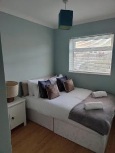 1 dormitorio con 1 cama grande y ventana en Beachgrove House, en Bristol