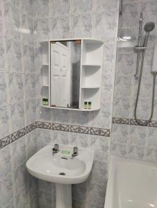W łazience znajduje się umywalka, lustro i prysznic. w obiekcie Beachgrove House w Bristolu