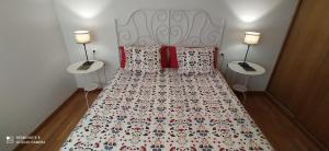 une chambre avec un lit avec deux lampes sur deux tables dans l'établissement Trbol Trail Mountain La Palma Vistas Al Mar, à Tazacorte 59 autres photos