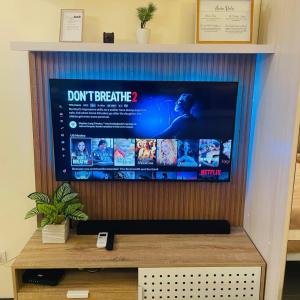 Televiisor ja/või meelelahutuskeskus majutusasutuses Cozy Condo with Surround Sound for Netflix