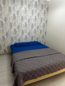 een bed in een kamer met een muur bij 2х комнатная квартира в ЖК Тавангар с евроремонтом in Aqtöbe