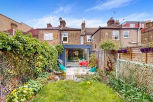 an exterior view of a house with a yard at Enchanting 3 bedroom house with garden in Leyton in London