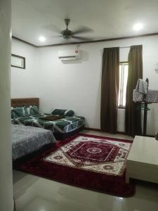 um quarto com 2 camas e uma ventoinha de tecto em Denai Senja em Kuala Selangor