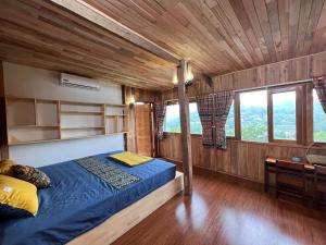 ein Schlafzimmer mit einem Bett und einer Holzdecke in der Unterkunft Trốn Homestay, Cao Bằng in Cao Bằng