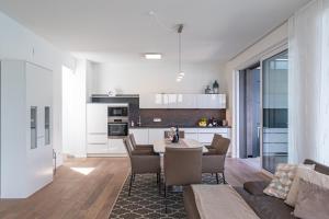 Kuchyň nebo kuchyňský kout v ubytování Hermitage Wörthersee Penthouse Appartement + 10 fotografií