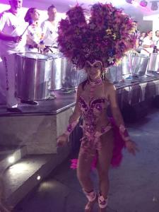 een vrouw in een kostuum met een grote hoofdtooi bij Apartment "Villa M" in Kostrena