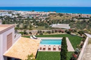 - une vue aérienne sur une villa avec une piscine dans l'établissement Majestic View Villa, à Kolimbia