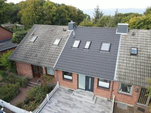 eine Luftansicht eines Hauses mit Dach in der Unterkunft Moderne, hochwertig ausgestattete Hausscheibe in Sackgassenlage! in Westerholz