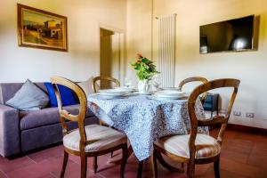 uma mesa de jantar com uma toalha de mesa e cadeiras em Tenuta I Mandorli em Peccioli