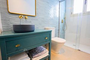 łazienka z umywalką i toaletą w obiekcie Villa Glorieta ONLY FAMILLIES w Salou