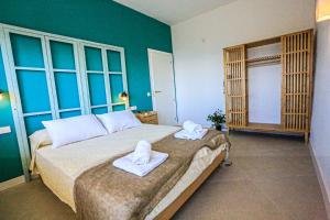 sypialnia z dużym łóżkiem z ręcznikami w obiekcie Villa Glorieta ONLY FAMILLIES w Salou