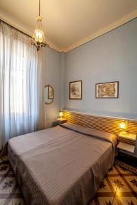 una camera con un grande letto e due lampade di Liberty Guest House a Lucca