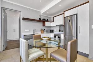 Kitchen o kitchenette sa Executive and Spacious Apartments in Masingita Towers Sandton
